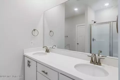 Bath - 815 Long Leaf Cir, Brandon, MS 39042 photo 1 of 4