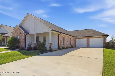 Exterior - 815 Long Leaf Cir, Brandon, MS 39042 photo 3 of 7