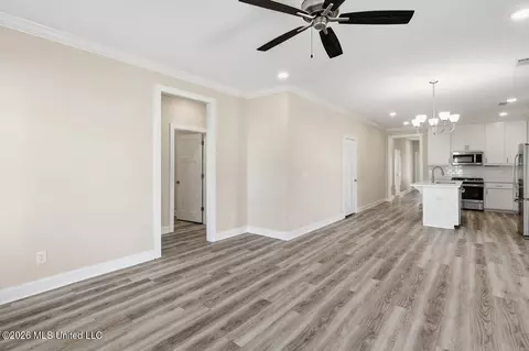 Living - 815 Long Leaf Cir, Brandon, MS 39042 photo 2 of 4