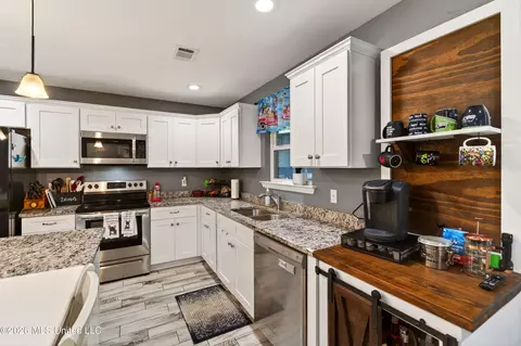 Kitchen - 23 Buddy Rd, Picayune, MS 39466 photo 3 of 4