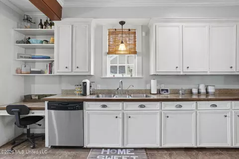 Kitchen - 626 Mohawk Ave, Jackson, MS 39216 photo 4 of 5