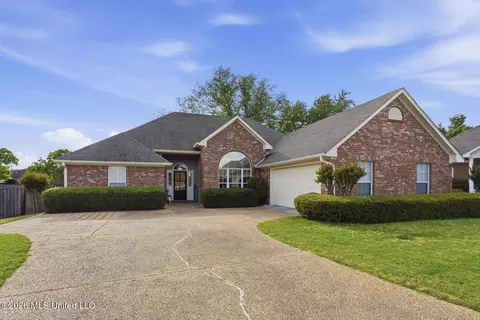 121 Lake Pointe Dr, Pearl, MS 39208