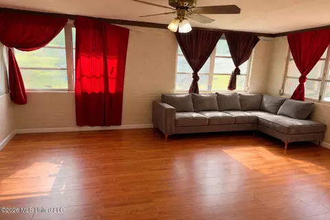 527 Carpenter St, Utica, MS 39175