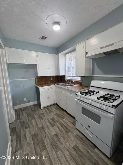 Kitchen - 4833 Churchill Dr, Jackson, MS 39206 photo 3 of 3