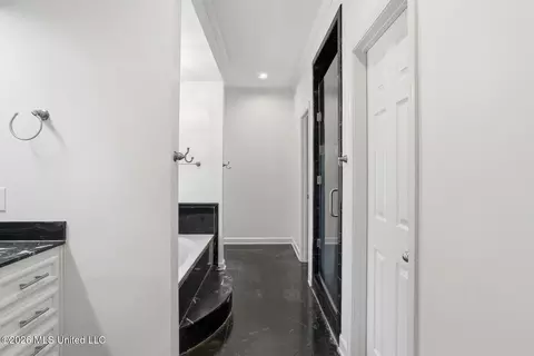 Entry Way - 5366 Carolwood Dr, Jackson, MS 39211 photo 2 of 2