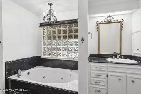 Bath - 5366 Carolwood Dr, Jackson, MS 39211 photo 2 of 3