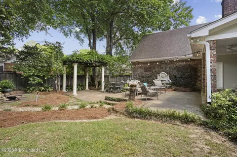 Exterior - 5366 Carolwood Dr, Jackson, MS 39211 photo 2 of 9