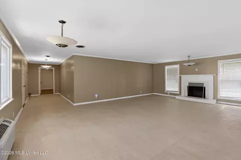 Living - 20 Covington Rd, Columbus, MS 39705 photo 2 of 7