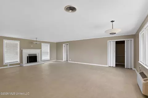 Living - 20 Covington Rd, Columbus, MS 39705 photo 4 of 7