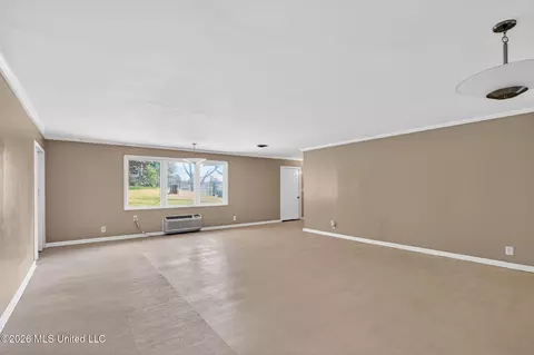 Living - 20 Covington Rd, Columbus, MS 39705 photo 1 of 7