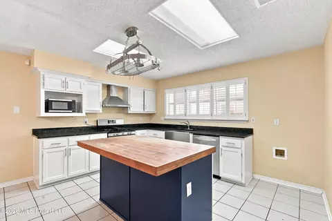 Kitchen - 89364 E Diamondhead Dr, Diamondhead, MS 39525 photo 2 of 4