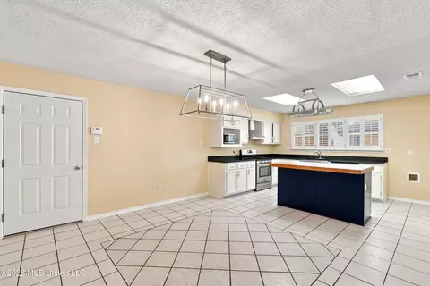 Kitchen - 89364 E Diamondhead Dr, Diamondhead, MS 39525 photo 1 of 4