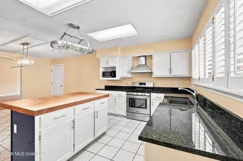 Kitchen - 89364 E Diamondhead Dr, Diamondhead, MS 39525 photo 4 of 4