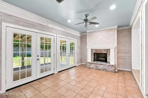 Living - 89364 E Diamondhead Dr, Diamondhead, MS 39525 photo 9 of 10