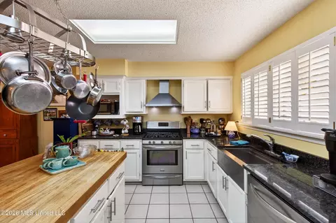 Kitchen - 89364 E Diamondhead Dr, Diamondhead, MS 39525 photo 3 of 4