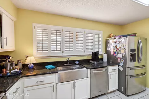 Kitchen - 89364 E Diamondhead Dr, Diamondhead, MS 39525 photo 4 of 4