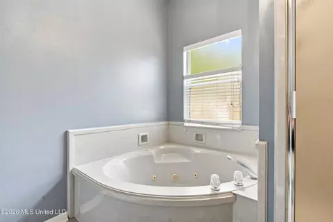 Bath - 89364 E Diamondhead Dr, Diamondhead, MS 39525 photo 2 of 3