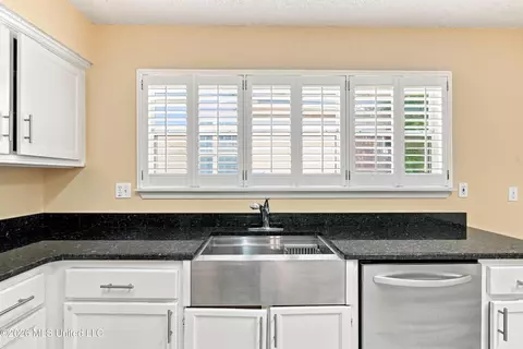 Kitchen - 89364 E Diamondhead Dr, Diamondhead, MS 39525 photo 3 of 4