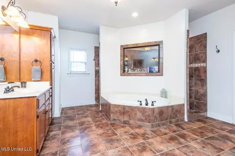 Bath - 2670 Emerald Way Dr, Hernando, MS 38632 photo 1 of 4