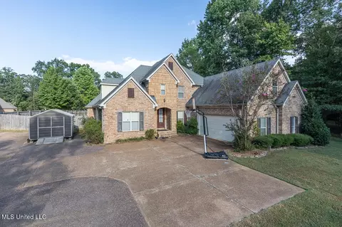 Exterior - 2670 Emerald Way Dr, Hernando, MS 38632 photo 2 of 14