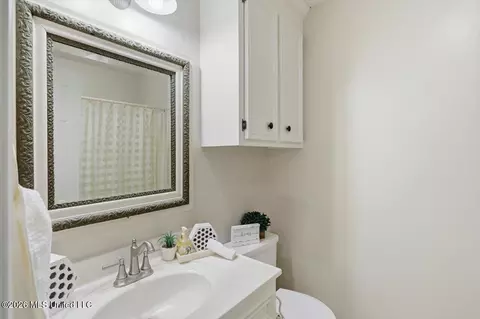 Bath - 4008 Big Oak Dr, Jackson, MS 39272 photo 2 of 4