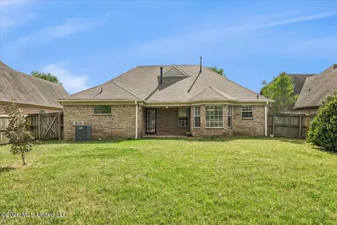 Exterior - 7238 Crape Myrtle Dr, Olive Branch, MS 38654 photo 5 of 7