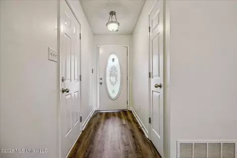 Entry Way - 7238 Crape Myrtle Dr, Olive Branch, MS 38654 photo 1 of 1