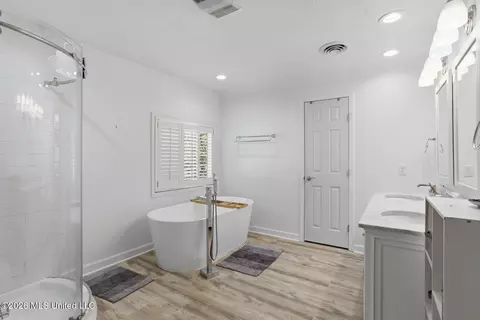 Bath - 1012 Buckley Dr, Jackson, MS 39206 photo 3 of 6
