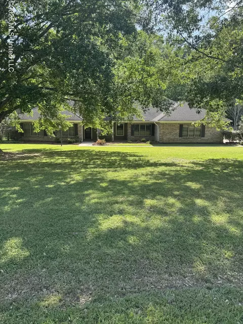 102 Country Cove Dr, Clinton, MS 39056