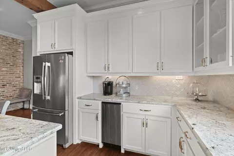 Kitchen - 1004 Sapphire Xing, Flowood, MS 39232 photo 2 of 2