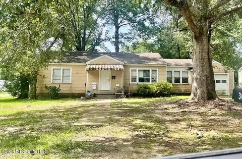 Exterior - 809 Robertson St, Brookhaven, MS 39601 photo 2 of 3