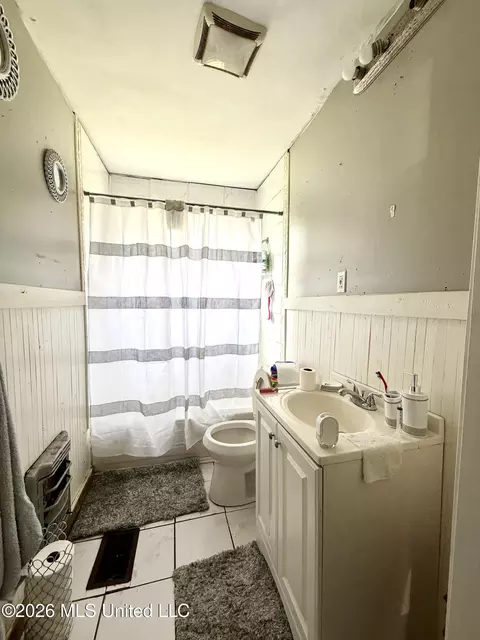 Bath - 809 Robertson St, Brookhaven, MS 39601 photo 2 of 5