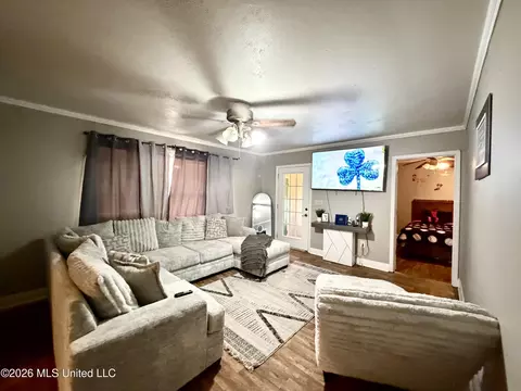 Living - 809 Robertson St, Brookhaven, MS 39601 photo 1 of 3
