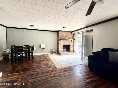 Living - 809 Robertson St, Brookhaven, MS 39601 photo 2 of 3