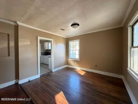 Living - 254 Rogers Cir, Brookhaven, MS 39601 photo 2 of 3