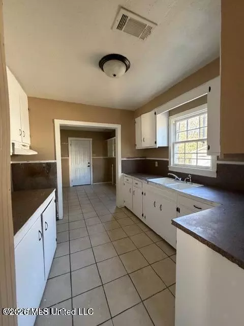 Entry Way - 254 Rogers Cir, Brookhaven, MS 39601 photo 2 of 5
