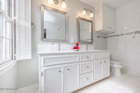 Bath - 5477 River Thames Pl, Jackson, MS 39211 photo 3 of 8