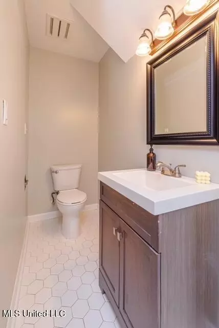 Bath - 5477 River Thames Pl, Jackson, MS 39211 photo 1 of 8