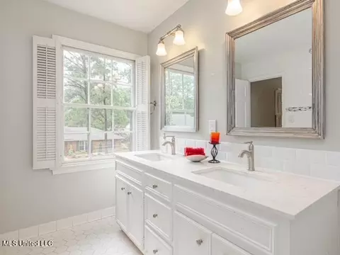 Bath - 5477 River Thames Pl, Jackson, MS 39211 photo 4 of 8