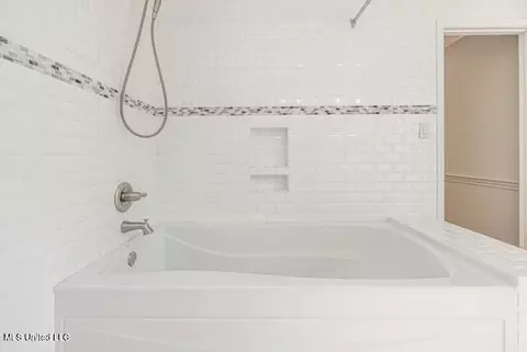 Bath - 5477 River Thames Pl, Jackson, MS 39211 photo 6 of 8