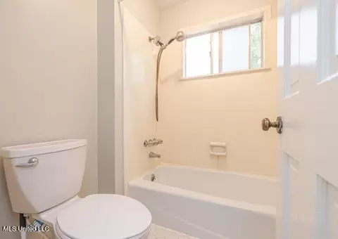 Bath - 5477 River Thames Pl, Jackson, MS 39211 photo 8 of 8