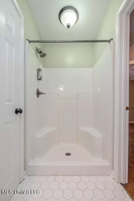 Bath - 5477 River Thames Pl, Jackson, MS 39211 photo 2 of 8