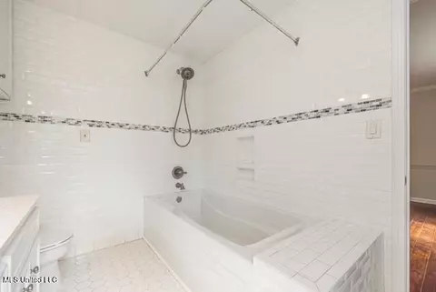 Bath - 5477 River Thames Pl, Jackson, MS 39211 photo 5 of 8