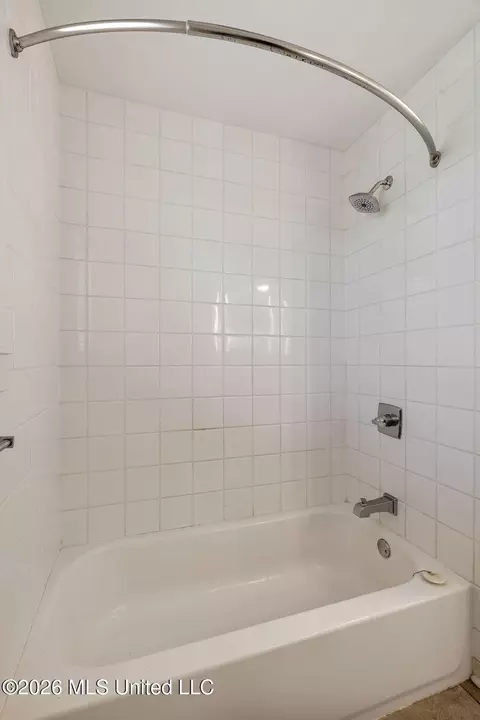 Bath - 1005 S Jackson St, Brookhaven, MS 39601 photo 3 of 6