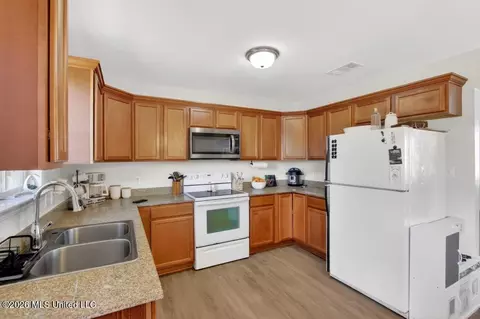 Kitchen - 4 Arbor Bend Dr, Picayune, MS 39466 photo 3 of 3