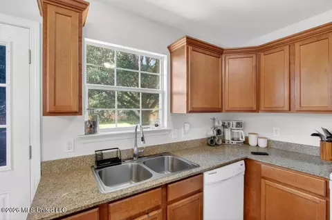 Kitchen - 4 Arbor Bend Dr, Picayune, MS 39466 photo 2 of 3