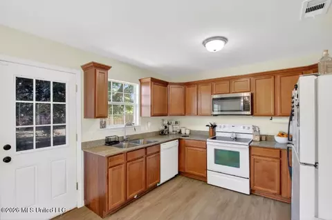 Kitchen - 4 Arbor Bend Dr, Picayune, MS 39466 photo 1 of 3