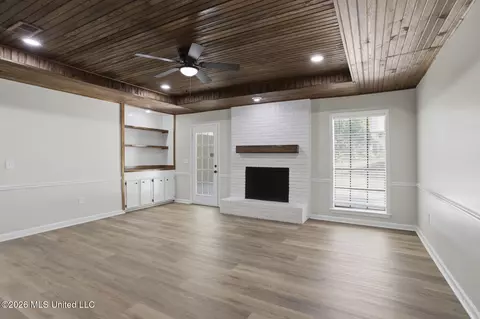 Living - 312 Helmsley Dr, Brandon, MS 39047 photo 2 of 4