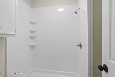 Bath - 312 Helmsley Dr, Brandon, MS 39047 photo 3 of 3