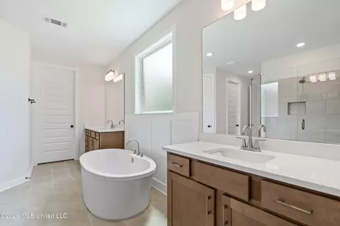 Bath - 1794 Single Tree Dr, Hernando, MS 38632 photo 4 of 6